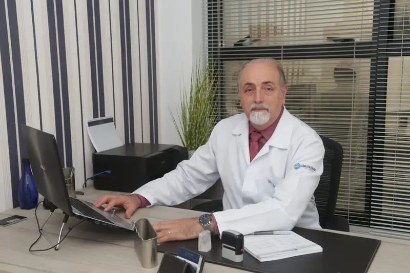 Dr. José Albino atendendo em seu consultório